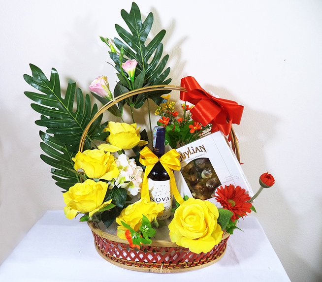 Giỏ hoa và rượu - Hạnh Phúc